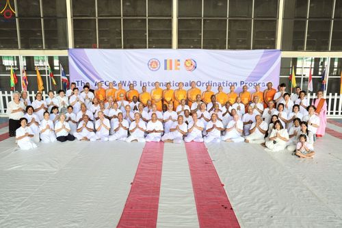 ภาพ No.230879:วันที่ 28 มิถุนายน พ.ศ. 2568 พิธีตัดปอยผมและปลงผม โครงการบวชพระนานาชาติ AEC & WAB รุ่นที่ 9 ณ วิหารคด 2 วัดพระธรรมกาย