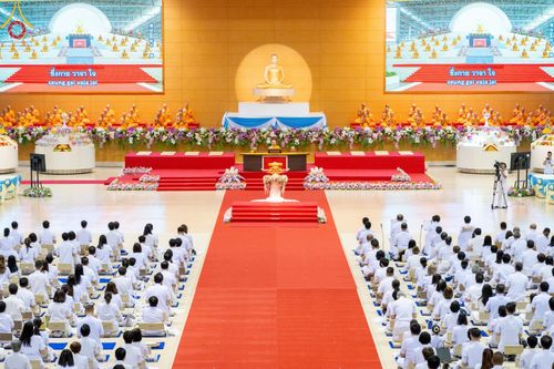 ภาพ No.167593:พิธีตักบาตรและพิธีบูชาข้าวพระ ในวันอาทิตย์ที่ 3 พฤศจิกายน พ.ศ. 2567 ณ วัดพระธรรมกาย
