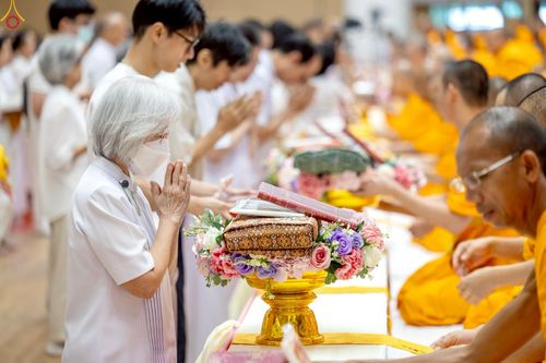 ภาพ No.228420:วันอาทิตย์ที่ 8 มิถุนายน พ.ศ. 2568 พิธีถวายทุนสนับสนุนพระไตรปิฎกฉบับธรรมชัย และอนุรักษ์คัมภีร์โบราณ ณ ห้องแก้วสารพัดนึก 2 วัดพระธรรมกาย