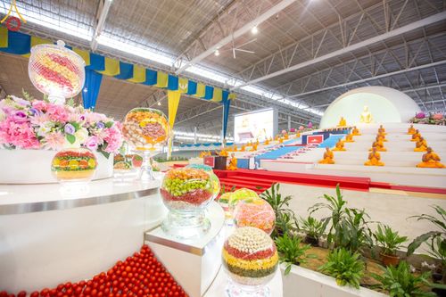 ภาพ No.159260:พิธีบูชาข้าวพระ ในวันอาทิตย์ต้นเดือน วันที่ 6 ตุลาคม พ.ศ. 2567 ณ สภาธรรมกายสากล วัดพระธรรมกาย