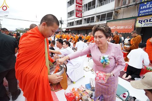 ภาพ No.146342:ตักบาตรพระ 1,384 รูป ทำบุญเมืองฝางครบรอบ 1,383 ปี ถวายเป็นพระราชกุศลแด่พระบาทสมเด็จพระเจ้าอยู่หัว เนื่องในโอกาสพระราชพิธีมหามงคล เฉลิมพระชนมพรรษา 6 รอบ 72 พรรษา วันเสาร์ที่ 27 กรกฎาคม พ.ศ.2567  ณ ถนนหน้าที่ว่าการอำเภอฝาง จ.เชียงใหม่