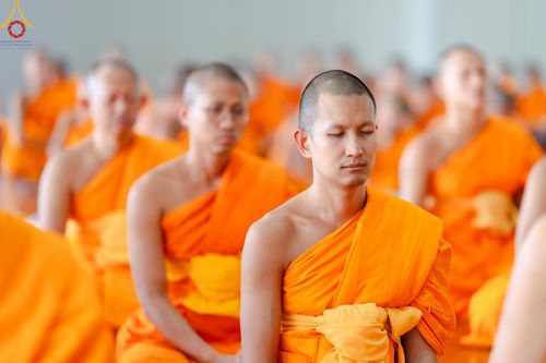 ภาพ No.205783:พิธีสวดพระพุทธมนต์ และถวายภัตตาหารเมนูสวรรค์แด่พระภิกษุ สามเณร วันจันทร์ที่ 3 กุมภาพันธ์ พ.ศ. 2568 ณ หอฉันคุณยายอาจารย์ฯ วัดพระธรรมกาย