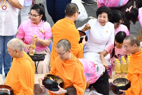ภาพ No.150902:พิธีเจริญพระพุทธมนต์ และทำบุญตักบาตรแด่คณะสงฆ์ จำนวน 121 รูป เนื่องในโอกาสฉลองครบรอบ 120 ปี อำเภอคลองหลวง จังหวัดปทุมธานี เพื่อถวายเป็นพุทธบูชา ช่วยเหลือผู้ประสบความเดือดร้อนจากอุทกภัย และคณะสงฆ์ 323 วัด 4 จังหวัดชายแดนภาคใต้ วันเสาร์ที่ 31 สิงหาคม พ.ศ. 