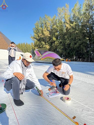 ภาพ No.198823:V.50 สารพัดV สารพัดดี ที่ธรรมยาตรา ในโครงการธรรมยาตรา กตัญญูบูชา มหาปูชนียาจารย์ พระมงคลเทพมุนี(สด จนฺทสโร) พระผู้ปราบมาร อนุสรณ์สถาน 7 แห่ง ปีที่ 13 ระหว่างวันที่ 2-31 มกราคม พ.ศ. 2568