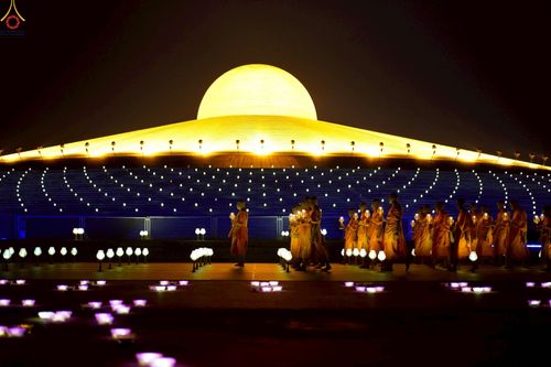 ภาพ No.224063:วันวิสาขบูชา วันอาทิตย์ที่ 11 พฤษภาคม พ.ศ. 2568 พิธีจุดวิสาขประทีป ,  พิธีเวียนประทักษิณรอบพระมหาธรรมกายเจดีย์ , พิธีฉลองชัยสวดมนต์บทธัมมจักกัปปวัตตนสูตร ครบ 7,357,000,000 จบ ณ มหารัตนวิหารคด วัดพระธรรมกาย