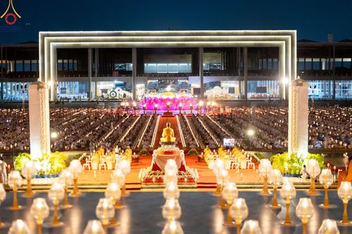 ภาพ No.160683:พิธีจุดประทีป 20,000 ดวง บูชาพระมหาธรรมกายเจดีย์ และบูชาพระมงคลเทพมุนี (สด จนฺทสโร) พระผู้ปราบมาร ณ ลานธรรม พระมหาธรรมกายเจดีย์ วัดพระธรรมกาย จ.ปทุมธานี วันที่ 10 ตุลาคม พ.ศ. 2567