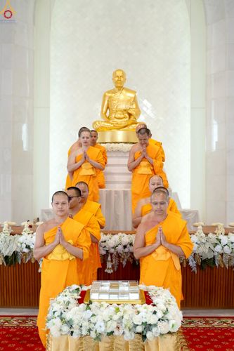 ภาพ No.239494:วันอาทิตย์ที่ 17 สิงหาคม พ.ศ. 2568 พิธีกดปุ่มอัญเชิญรูปเหมือน พระมงคลเทพมุนี (สด จันทสโร)  ณ มหาวิหารแก้วพระมงคลเทพมุนี  ศูนย์ปฏิบัติธรรมแก้วเมืองเลย