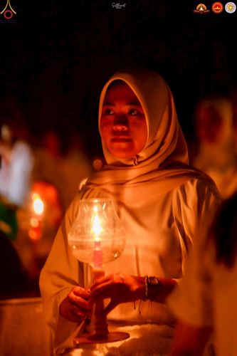 ภาพ No.224579:วันจันทร์ที่ 12 พฤษภาคม พ.ศ. 2568  ชาวพุทธในอินโดนีเซีย ร่วมฉลองวิสาขบูชาจุดประทีปกว่า 200,000 ดวง ณ พระมหาเจดีย์บรมพุทโธ  เจริญพุทธมนต์ถวาย “พระวชิรเกล้าเจ้าอยู่หัว”