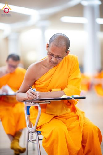 ภาพ No.208885:พระบาทสมเด็จพระเจ้าอยู่หัวทรงพระกรุณาโปรดเกล้าฯ พระราชทานภัตตาหารพระราชทาน แด่พระภิกษุ สามเณร ในการสอบบาลีสนามหลวง ณ วัดพระธรรมกาย วันที่ 22 กุมภาพันธ์ พ.ศ. 2568 ณ วัดพระธรรมกาย อำเภอคลองหลวง จังหวัดปทุมธานี