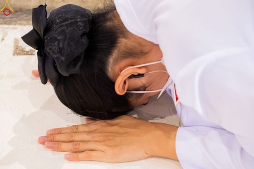 ภาพ No.89540:พิธีตักบาตร ข้าวสารอาหารแห้ง พิธีบูชาข้าวพระ และพิธีจุดเทียนใจ ไฟนิรันดร์  อนันตชัย ณ สภาธรรมกายสากล วัดพระธรรมกาย วันอาทิตย์ที่ 1 ตุลาคม พ.ศ. 2566