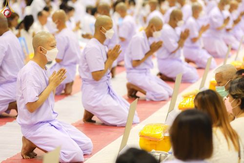 ภาพ No.101523:พิธีเวียนประทักษิณ, พิธีวันทาเจดีย์, พิธีขอขมาและมอบผ้าไตร ในโครงการอุปสมบทหมู่ รุ่นบูชาธรรมมหาปูชนียาจารย์ ณ วัดพระธรรมกาย ในวันที่ 9 ธันวาคม พ.ศ. 2566