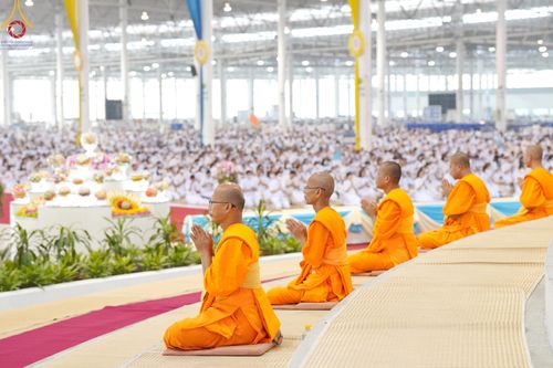 ภาพ No.205956:พิธีตักบาตร และ พิธีบูชาข้าวพระ ในวันอาทิตย์ต้นเดือน 2 กุมภาพันธ์ พ.ศ. 2568 ณ สภาธรรมกายสากล วัดพระธรรมกาย