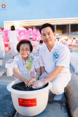 ภาพ No.160522:พิธีปลูกต้นทรัพย์บานชื่น ณ ลานธรรม พระมหาธรรมกายเจดีย์ วัดพระธรรมกาย จ.ปทุมธานี วันพฤหัสบดีที่ 10 ตุลาคม พ.ศ. 2567