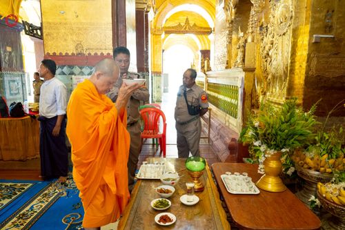 ภาพ No.220404:วันที่ 17 เมษายน พ.ศ. 2568 ผู้แทนวัดพระธรรมกาย ลงพื้นที่เยียวยา ซับน้ำตาเหยื่อแผ่นดินไหวมัณฑะเลย์