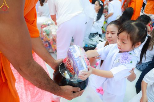 ภาพ No.107477:พิธีตักบาตรพระธรรมยาตราฯ ในโครงการธรรมยาตรากตัญญูบูชา มหาปูชนียาจารย์ พระมงคลเทพมุนี(สด จนฺทสโร) พระผู้ปราบมาร ปีที่ 12 ณ อนุสรณ์สถานมหาวิหารพระมงคลเทพมุนี อ.สองพี่น้อง จ.สุพรรณบุรี วันที่ 7 มกราคม พ.ศ. 2567