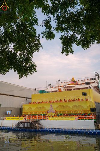 ภาพ No.201671:พิธีจุดประทีปถวายเป็นพุทธบูชา และบูชาธรรมมหาปูชนียาจารย์ ณ อาคารธรรมยาตรา กตัญญูบูชามหาปูชนียาจารย์ ตรงข้ามวัดปากน้ำภาษีเจริญ จ.กรุงเทพมหานคร ในโครงการธรรมยาตรา กตัญญูบูชา มหาปูชนียาจารย์ พระมงคลเทพมุนี(สด จนฺทสโร) พระผู้ปราบมาร อนุสรณ์สถาน 7 แห่ง