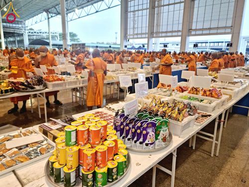 ภาพ No.202784:พิธีถวายภัตตาหารเป็นสังฆทาน แด่พระธรรมยาตรา ณ วัดพระธรรมกาย ตำบลคลองสาม อำเภอคลองหลวง จังหวัดปทุมธานี ในโครงการธรรมยาตรา กตัญญูบูชา มหาปูชนียาจารย์ พระมงคลเทพมุนี(สด จนฺทสโร) พระผู้ปราบมาร อนุสรณ์สถาน 7 แห่ง ปีที่ 13 วันที่ 28 มกราคม พ.ศ. 2568