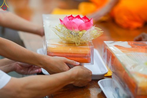 ภาพ No.143283:พิธีถวายภัตตาหารเพื่อเป็นกำลังแห่งการเข้าถึงธรรม ของพระภิกษุสามเณร วัดพระธรรมกาย วันเสาร์ที่ 6 กรกฏาคม พ.ศ. 2567 ณ หอฉันคุณยายอาจารย์ วัดพระธรรมกาย จ.ปทุมธานี