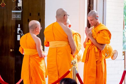 ภาพ No.252338:วันที่ 4-5 ตุลาคม พ.ศ. 2568  วัดพระธรรมกายแคลิฟอร์เนีย ประเทศสหรัฐอเมริกา ได้จัดพิธีตัดปอยผม โดยคณะสงฆ์ ญาติ ๆ และสาธุชน ให้กับนาคธรรมทายาท 8 ท่าน และได้จัดพิธีบรรพชา-อุปสมบท ฉลองพิธีทอดกฐินบรมจักรพรรดิ สร้างอุโบสถ 82 ปี บูชาธรรมหลวงพ่อธัมมชโย