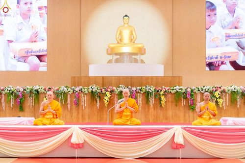 ภาพ No.246018:วันเสาร์ที่ 13 กันยายน พ.ศ. 2568 พิธีมอบผ้าไตรประธานกฐินสัมฤทธิ์เด็กดี V-Star ณ สภาธรรมกายสากล วัดพระธรรมกาย