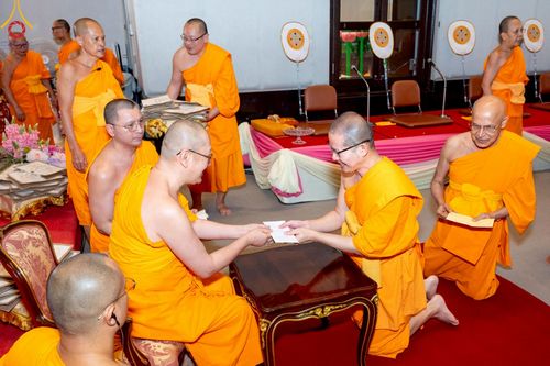 ภาพ No.214872:พิธีต้อนรับสัญญาบัตร พัดยศ พระราชวิเทศวชิรเวที (บัณฑิต วรปญฺโญ) เจ้าอาวาสวัดพระธรรมกายสกอตแลนด์ สหราชอาณาจักร ผู้ช่วยเจ้าอาวาสวัดพระธรรมกาย ณ อุโบสถพระไตรปิฏก วัดพระธรรมกาย