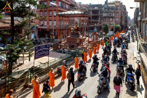 ภาพ No.213210:วันที่ 17 - 18 มีนาคม พ.ศ. 2568 คณะสงฆ์และสามเณรเดินบิณฑบาต รอบเมืองในพื้นที่ วัดสยมภูวนาถและราชวังปาตัน ณ เมืองกาฐมาณฑุ ประเทศเนปาล