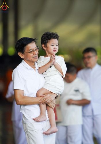 ภาพ No.151100:พิธีตักบาตร ในวันอาทิตย์ต้นเดือน วันที่ 1 กันยายน พ.ศ. 2567 ณ สภาธรรมกายสากล วัดพระธรรมกาย