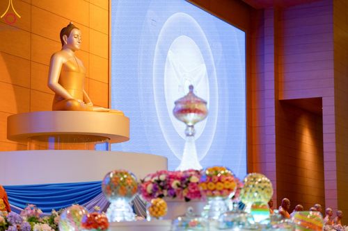 ภาพ No.136665:พิธีตักบาตร พิธีบูชาข้าวพระ ในวันอาทิตย์ต้นเดือนที่ 5 พฤษภาคม พ.ศ. 2567 ณ วัดพระธรรมกาย จ.ปทุมธานี