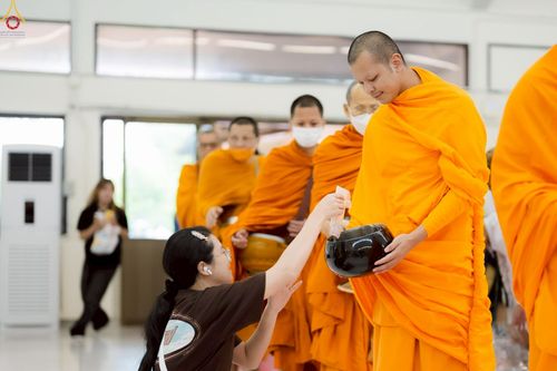 ภาพ No.243160:วันพฤหัสบดีที่ 4 กันยายน พ.ศ. 2568 เวลา 07.00-08.15 น. มหาวิทยาลัยเกษตรศาสตร์ กำแพงแสน ร่วมทำบุญตักบาตร Freshy KU85 พระสงฆ์ 85 รูป