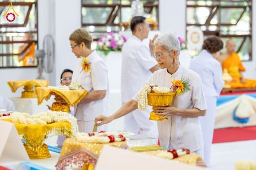 ภาพ No.160902:พิธีเจริญพระพุทธมนต์ และปิดแผ่นทองรูปเหมือน พระเดชพระคุณพระมงคลเทพมุนี (สด จนฺทสโร) พระผู้ปราบมาร จำนวน 3 องค์ วันเสาร์ที่ 5 ตุลาคม พ.ศ. 2567 ณ อาคารปลูกศรัทธา 2 (ชานชลาเดิม) วัดพระธรรมกาย อ.คลองหลวง จ.ปทุมธานี
