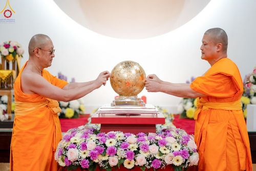 ภาพ No.142674:พิธีพัทธสีมา ประดิษฐานลูกนิมิตมหาสมบัติ สถาปนาอุโบสถวัดพระธรรมกายลอนดอน บูชาธรรม 80 ปี หลวงพ่อธัมมชโย วันเสาร์ที่ 22 มิถุนายน พ.ศ. 2567