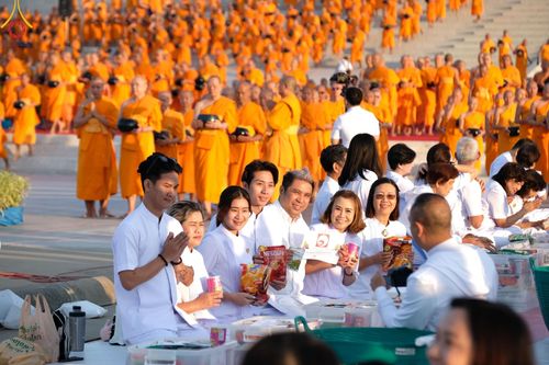 ภาพ No.187836:พิธีตักบาตรฉลองพระใหม่ ต้อนรับพุทธศักราช 2568 ณ ลานธรรมพระมหาธรรมกายเจดีย์ วัดพระธรรมกาย จ.ปทุมธานี วันที่ 1 มกราคม พ.ศ. 2568