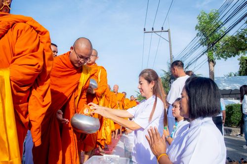 ภาพ No.235253:วันอาทิตย์ที่ 27 กรกฎาคม พ.ศ. 2568 พิธีตักบาตรพระ1,000 รูป ทำบุญเมืองพัทลุง ประธานสงฆ์ พระปริยัติวชิโรดม  เจ้าคณะจังหวัดพัทลุง ประธานฆราวาส นายรัฐศาสตร์ ชิดชู  ผู้ว่าราชการจังหวัดพัทลุง