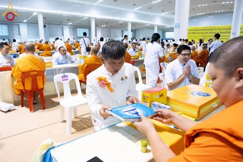 ภาพ No.185353:พิธีถวายมหาสังฆทาน 1,000 วัด ในวาระอายุวัฒนมงคล 84 ปี หลวงพ่อทัตตชีโว วันอาทิตย์ที่ 22 ธันวาคม พ.ศ. 2567 ณ สภาธรรมกายสากล วัดพระธรรมกาย