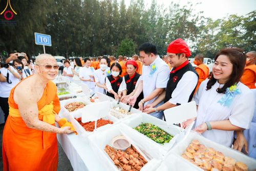 ภาพ No.111950:พิธีถวายภัตตาหารเป็นสังฆทาน แด่คณะพระธรรมยาตราฯ ในโครงการธรรมยาตรา กตัญญูบูชา มหาปูชนียาจารย์ พระมงคลเทพมุนี(สด จนฺทสโร) พระผู้ปราบมาร อนุสรณ์สถาน 7 แห่ง ปีที่ 12 วันที่ 14 มกราคม พ.ศ. 2567 ณ อนุสรณ์สถานมหาวิหารพระมงคลเทพมุนี  (โลตัสแลนด์) อ.สองพี่น้อง จ