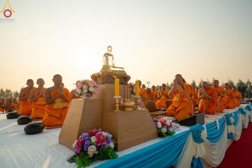 ภาพ No.201128:พิธีตักบาตรพระธรรมยาตรา ณ อนุสรณ์สถานลำดับที่ 5 สถานที่เผยแผ่วิชชาธรรมกายครั้งแรก อนุสรณ์สถานบางปลา วัดบางปลา อำเภอบางเลน จังหวัดนครปฐม ในโครงการธรรมยาตรา กตัญญูบูชา มหาปูชนียาจารย์ พระมงคลเทพมุนี(สด จนฺทสโร) พระผู้ปราบมาร อนุสรณ์สถาน 7 แห่ง ปีที่ 13