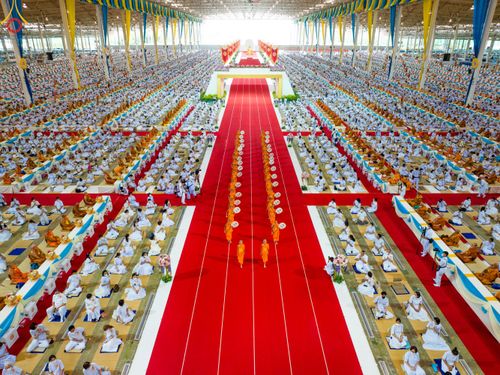 ภาพ No.85259:พิธีมุทิตาสักการะพระภิกษุ ผู้สอบได้เปรียญธรรม ๙ ประโยคระดับโลก, พิธีมอบโล่เกียรติยศและทุนการศึกษา สำนักเรียนบาลีดีเด่นทั่วประเทศ ในวันสมาธิโลก อาทิตย์ที่ 6 สิงหาคม พ.ศ. 2566 ณ สภาธรรมกายสากล วัดพระธรรมกาย