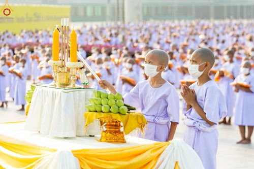 ภาพ No.79786:พิธีเวียนประทักษิณ ณ พระมหาธรรมกายเจดีย์ และพิธีวันทาเจดีย์ ในโครงการบรรพชาสามเณรฟื้นฟูพระพุทธศาสนาทั่วไทย วันเสาร์ที่ 8 เมษายน พ.ศ.2566