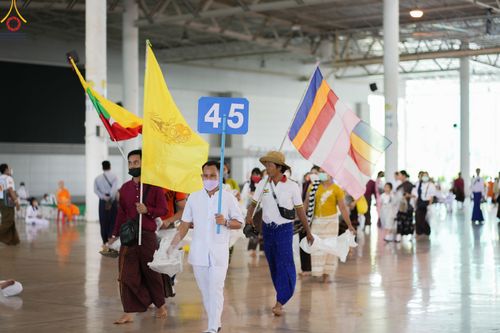 ภาพ No.82997:พิธีตักบาตร ณ บ้านแก้วเรือนทองคุณยายอาจารย์ฯ พิธีบูชาข้าวพระ ณ สภาธรรมกายสากล วัดพระธรรมกาย ในวันอาทิตย์ต้นเดือนที่ 2 ก.ค. พ.ศ.2566