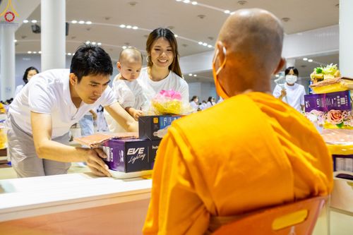 ภาพ No.84520:พิธีถวายผ้าอาบน้ำฝนและประทีปโคมไฟ ในวันอาสาฬหบูชา ณ ห้องแก้วสารพัดนึก 1 วัดพระธรรมกาย วันอังคารที่ 1 สิงหาคม พ.ศ. 2566