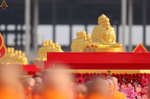 ภาพ No.79158:พิธีอัญเชิญองค์พระบรมพุทธเจ้า 24 องค์ เวียนประทักษิณรอบพระมหาธรรมกายเจดีย์ ณ วัดพระธรรมกาย  วันที่ 2 เมษายน พ.ศ. 2566