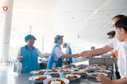 ภาพ No.310139:วันที่ 7 กุมภาพันธ์ พ.ศ. 2569 พิธีถวายภัตตาหารเมนูสวรรค์ เพื่อการบรรลุธรรม ณ หอฉันคุณยายอาจารย์ฯ วัดพระธรรมกาย