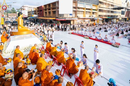 ภาพ No.343170:วันอาทิตย์ที่ 16 สิงหาคม พ.ศ.2569 พิธีตักบาตรพระ 10,000 รูป นานาชาติ ปีที่ 23 คณะสงฆ์ 4 ประเทศ 14 จังหวัดภาคใต้ น้อมถวายเป็นพุทธบูชา ทำบุญเพื่อแม่- พ่อ ณ ถนนนิพัทธ์อุทิศ 3 อ.หาดใหญ่ จ.สงขลา