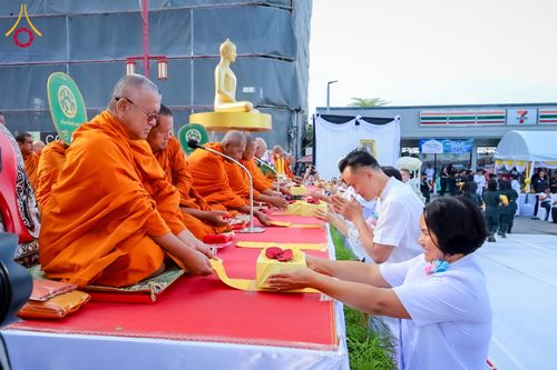 ภาพ No.313939:วันอาทิตย์ที่ 14 มีนาคม พ.ศ. 2569 ทำบุญเมืองหาดใหญ่ตักบาตรพระ 1,109 รูป เติมบุญใหญ่ หลังวิกฤตมหาอุทกภัย ณ ซุ้มประตูไชน่าทาวน์ ถนนศุภสารรังสรรค์ อ.หาดใหญ่ จ.สงขลา