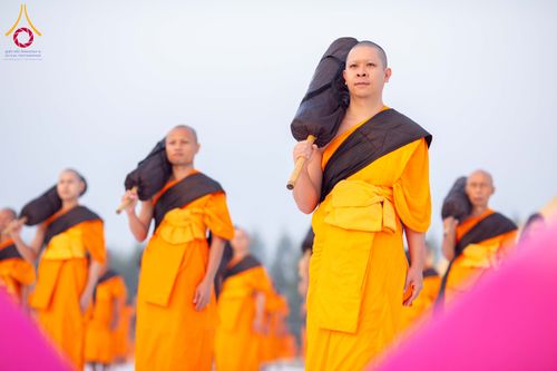ภาพ No.299821:วันที่ 19 มกราคม พ.ศ.2569 พระธรรมยาตราปฏิบัติธรรมและถ่ายภาพหมู่ประวัติศาสตร์ ณ อนุสรณ์สถานลำดับที่ 5 สถานที่เผยแผ่วิชชาธรรมกายครั้งแรก  อนุสรณ์สถานบางปลาวัดบางปลา อ.บางเลน จ.นครปฐม ในโครงการธรรมยาตรา กตัญญูบูชา มหาปูชนียาจารย์ พระมงคลเทพมุนี(สด จนฺทสโร) 