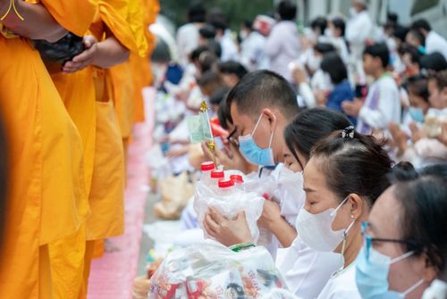 ภาพ No.69725:พิธีตักบาตรพระธรรมยาตราฯ ในโครงการธรรมยาตรากตัญญูบูชา มหาปูชนียาจารย์ พระมงคลเทพมุนี(สด จนฺทสโร) พระผู้ปราบมาร ปีที่ 11 ณ อนุสรณ์สถานลำดับที่ 1 สถานที่เกิดด้วยรูปกายเนื้อ อนุสรณ์สถานมหาวิหารพระมงคลเทพมุนี อ.สองพี่น้อง จ.สุพรรณบุรี