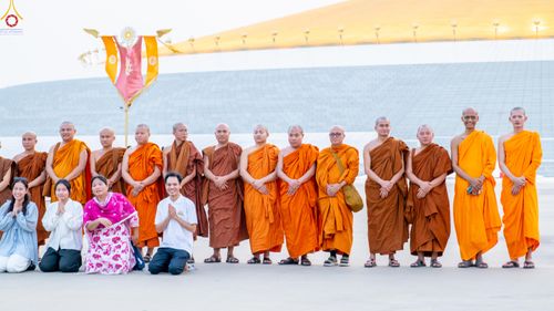 ภาพ No.323136:วันที่ 19 เมษายน พ.ศ.2569 การเรียงกล่องไทยธรรม , เตรียมงานจราจร เพื่องานถวายมหาสังฆทาน 40,000 กว่าวัดทั่วประเทศ วันคุ้มครองโลก 22 เมษายน พ.ศ.2569 วัดพระธรรมกาย