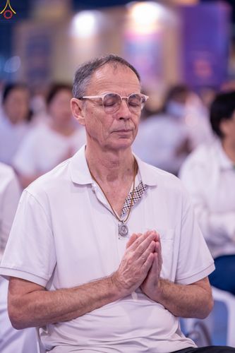 ภาพ No.280353:วันที่ 31 ธันวาคม พ.ศ.2568 -วันที่ 1 มกราคม พ.ศ.2569 พิธีฉลองชัยสวดมนต์บทธัมมจักกับปปวัตนสูตร ครบ 8,000,000,000 จบ , พิธีสวดมนต์ข้ามปี ณ วัดพระธรรมกาย