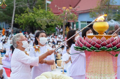 ภาพ No.71918:พิธีจุดประทีปถวายเป็นพุทธบูชา และบูชาธรรมมหาปูชนียาจารย์ ในโครงการธรรมยาตรากตัญญูบูชา มหาปูชนียาจารย์ พระมงคลเทพมุนี(สด จนฺทสโร) พระผู้ปราบมาร ปีที่ 11 ณ อนุสรณ์สถานลำดับที่ 3 สถานที่เกิดใหม่ในเพศสมณะ วัดสองพี่น้อง อ.สองพี่น้อง จ.สุพรรณบุรี วันที่ 17 มกร