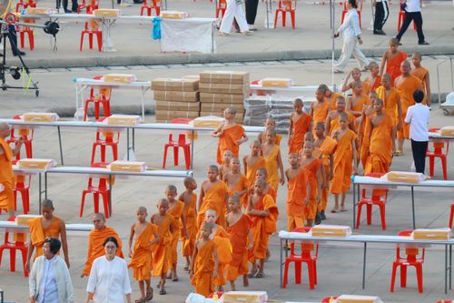 ภาพ No.322610:วันที่ 17 เมษายน พ.ศ.2569 การเรียงกล่องไทยธรรม เรียงน้ำดื่ม เรียงร่ม ณ ลานธรรมพระมหาธรรมกายเจดีย์ เพื่องานถวายมหาสังฆทาน 40,000 กว่าวัดทั่วประเทศ วันคุ้มครองโลก 22 เมษายน พ.ศ.2569 วัดพระธรรมกาย